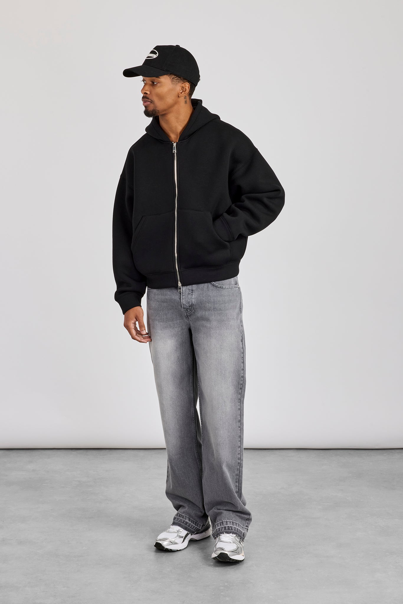 Jeans mit lässigem, offenem Saum – Verwaschenes Grau